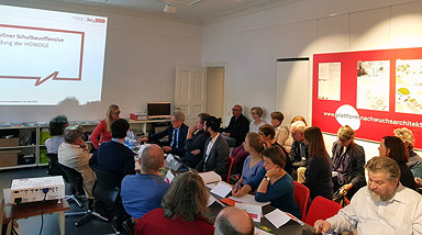 Round Table Talk: Moderatorin Theresa Keilhacker im Gespräch mit dem Senator für Finanzen, Dr. Matthias Kollatz-Ahnen und Gästen