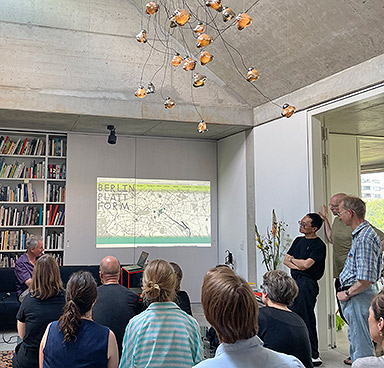 Launch der Webseite Berlin-Plattform in den Redaktionsräumen der ARCH+ mit Philipp Oswalt (auf dem Sofa sitzend) und rechts im Bild Anh-Linh Ngo und Matthias Grünzig