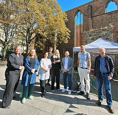 KulturStadtQuartier mit Klosterruine: v.l.n.r. Sabine Kroner, Daniela Billig, Melanie Kühnemann-Grunow, Niklas Schenker, Theresa Keilhacker, Dr. Ersin Nas, Harry Sachs und Dr. Matthias Grünzig.
