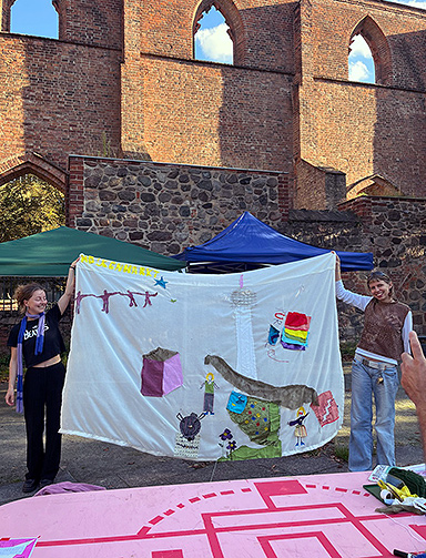 KulturStadtQuartier: * Zusammen basteln wir ein eigenes Stadtviertel aus Stoff, wie wir es uns vorstellen * v.l.n.r. Luisa Schumann und Annemarie Kleinleibold zeigen das gemeinschaftliche Ergebnis.