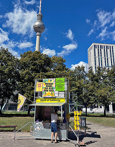 (v.l.n.r.): Kiosk of Solidarity an Molkenmarkt. KulturStadtQuartier Molkenmarkt in Berlin-Mitte am 29.08.26