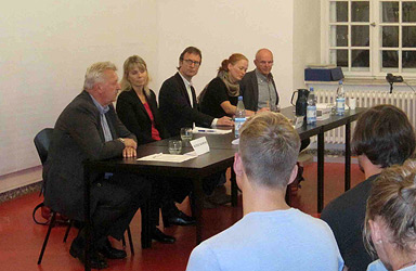 Podium v.l.n.r. Winfried Nünthel, Grit Schade, Georg Balzer, Katharina Hagg, Bernd Hunger