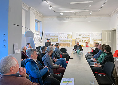 Round Table Talk „Update Görli“ mit Annika Gerold, Bezirksstadträtin für Verkehr, Grünflächen, Ordnung und Umwelt von Friedrichshain-Kreuzberg, Stefan Reimann, Landschaftsarchitekt, Thomas Trautmann, Landschaftsarchitekt (AfA) und weiteren Gästen