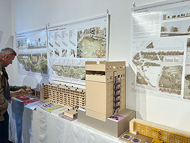 Gäste der Ausstellung mit Arbeiten von Studierenden der TU-Berlin zu „Update Görli“ bzw. zur Ertüchtigung der Habersaathstraße 40-48