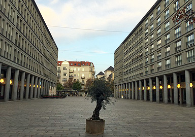 Walter-Benjamin-Platz, Leibnizkolonnaden, errichtet von Kollhoff Architekten 1998 bis 2000, Wohn- und Geschäftshaus, Berlin-Charlottenburg