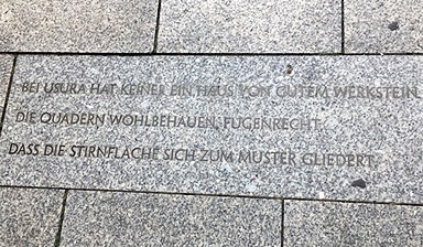 Umstrittenes Zitat auf einer Bodenplatte der Leibnizkolonnaden aus einem sog. Usura-Cantos von Ezra Pound